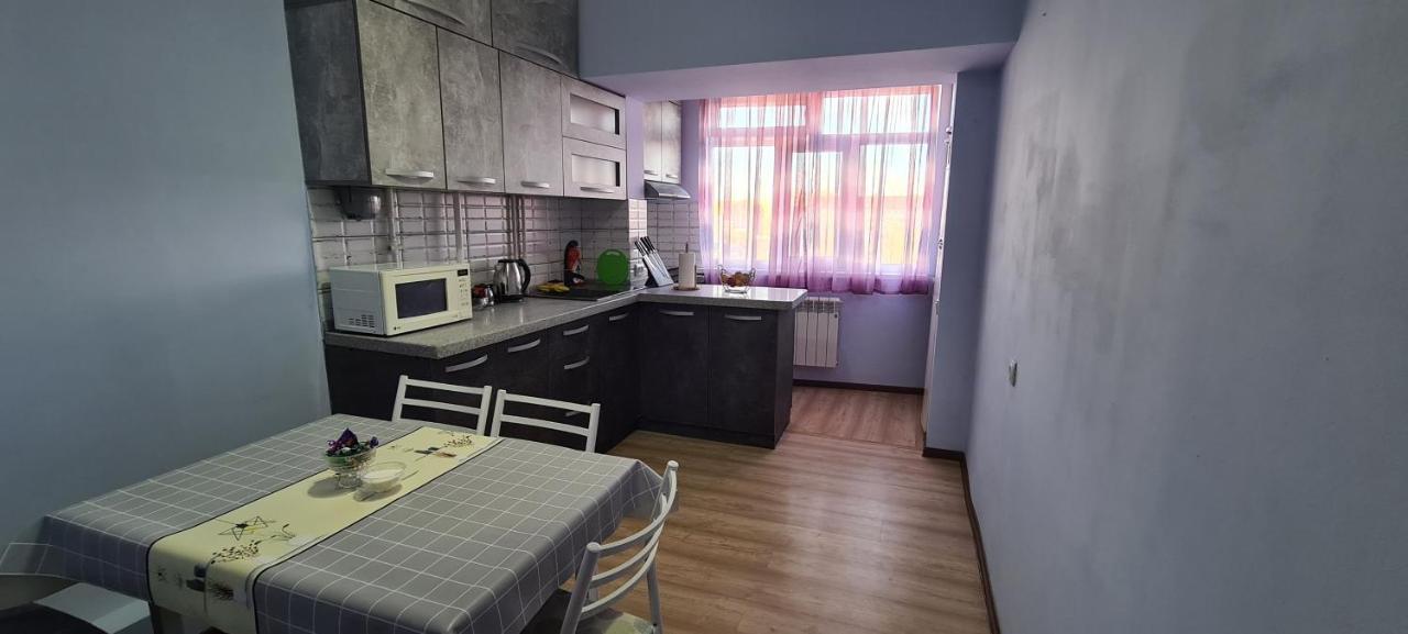 Flat In Central Bischkek Exterior foto